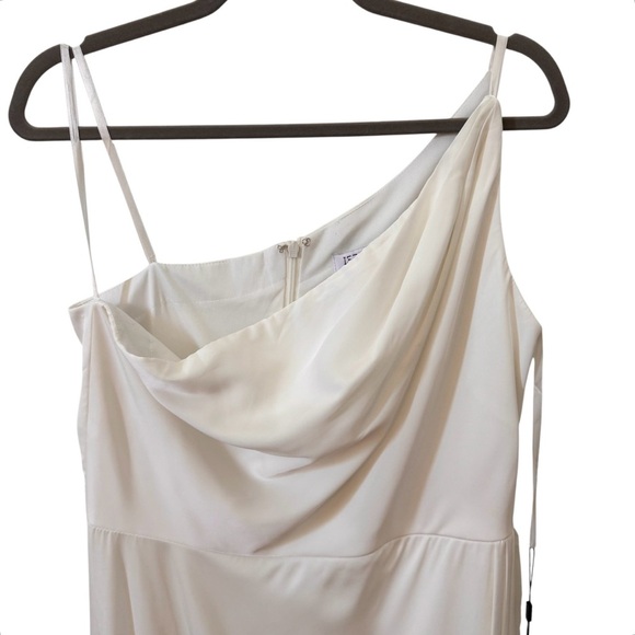 IEENA for Mac Duggal One Shoulder Hi-Low Draped Charmeuse White Dress Size 10 - Picture 5 of 16